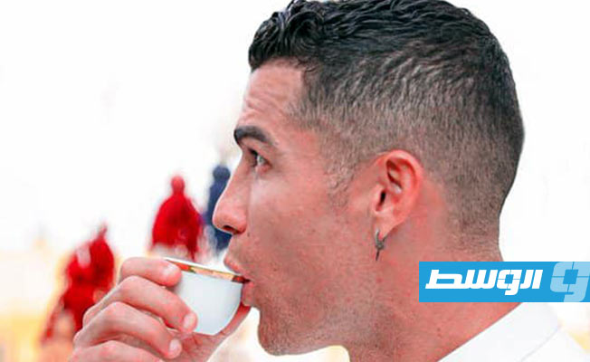 كرستيانو رونالدو يحتسي القهوة السعودية خلال احتفالات نادي النصر بيوم التأسيس، 22 فبراير 2023. (الإنترنت)