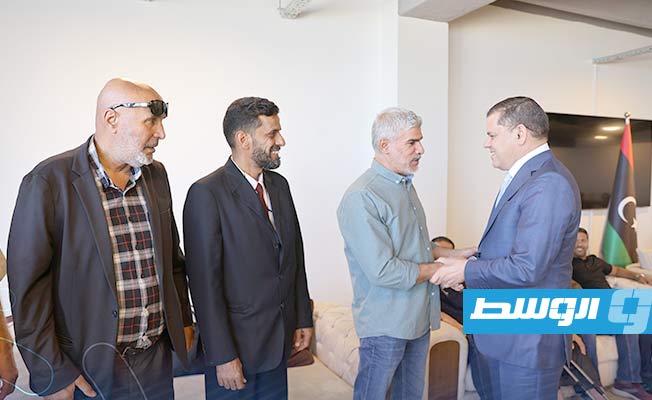 لقاء الدبيبة مع مخاتير المحلات ببلدية بنغازي في منزله بطرابلس، الأحد 18 يونيو 2023. (حكومتنا)