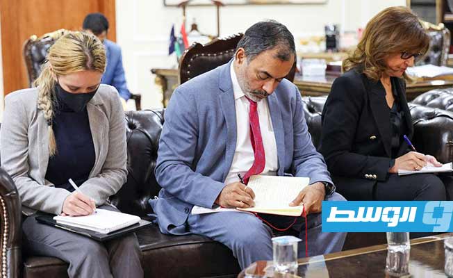 وزير الداخلية بحكومة الوحدة الوطنية، خالد مازن، يستقبل رئيس بعثة الأمم المتحدة للدعم في ليبيا المستقيل يان كوبيش. (صفحة الوزارة على فيسبوك)