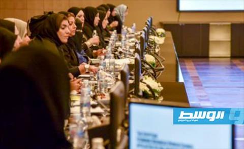 سيدات الأعمال الأجنبيات في منتدى الاستثمار السعودي يرتدين «عباءات مفتوحة»