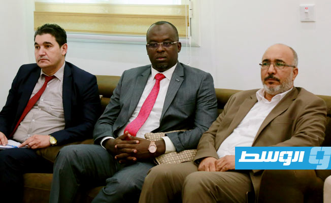 اجتماع القطراني والزادمة مع مديري مركز بنغازي الطبي ومستشفى الجلاء. (المكتب الإعلامي للحكومة)
