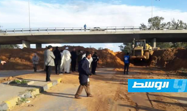 إزالة السواتر الترابية وفتح الطريق الرابط بين طرابلس وترهونة