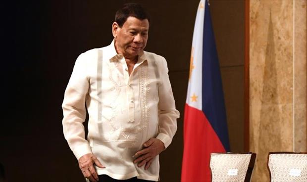 رئيس الفلبين يؤكد أن تقبيله امرأة على الفم راقَ «للجميع»
