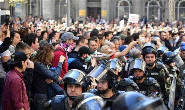 صربيا..متظاهرون يحاصرون القصر الرئاسي غداة اقتحام التلفزيون الرسمي