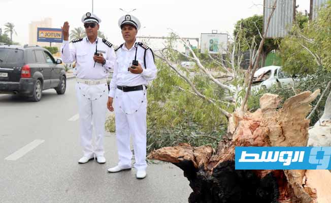 انتشار أمني في موقع سقوط شجرة على سيارة بطريق الجامعة بالعاصمة طرابلس، 13 مايو 2023. (مديرية أمن طرابلس)