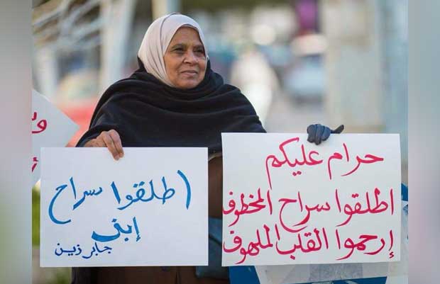 والدة جابر زين خلال إحدى وقفة احتجاج بميدان الجزائر بطرابلس. (الإنترنت)