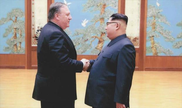 زعيم كوريا الشمالية يصافح بومبيو. (فرانس برس)