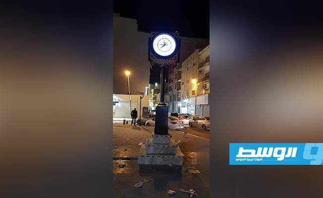 الساعة الميدانية المقدمة من شركة الخليج العربي للنفط بعد تركيبها بميدان حديقة البلدية في طبرق. (الإنترنت)