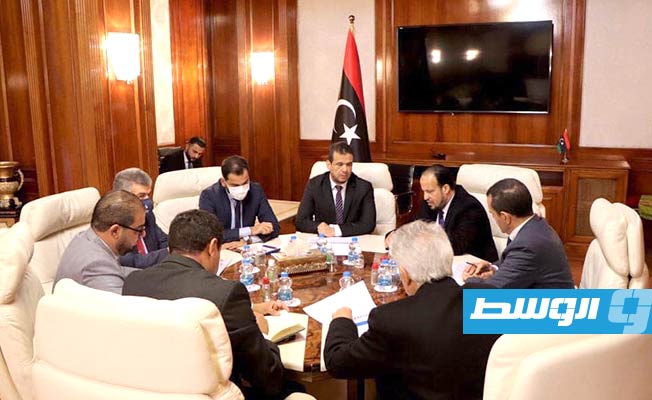 اجتماع أبوجناح مع وزير الصحة ومسؤولي الجهات المعنية بمتابعة جائحة كورونا. (حكومة الوحدة الوطنية)