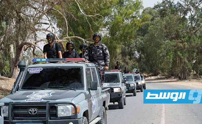 سيارات الشرطة خلال حملة ضبط التعديات على أراضي الدولة في طرابلس، أول سبتمبر 2021. (وزارة الداخلية)