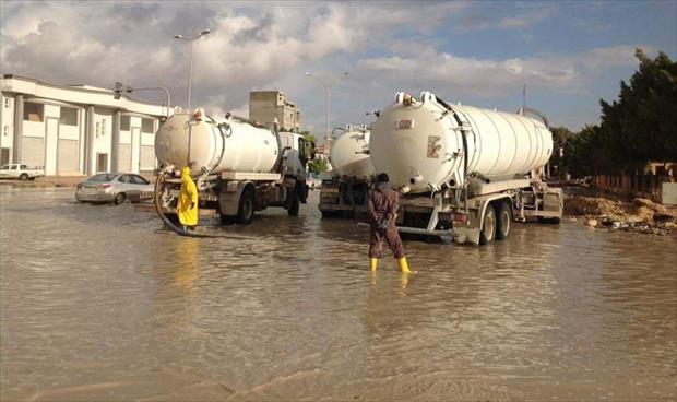 شركة الصرف الصحي تواصل كسح مياه الأمطار من شوارع أجدابيا