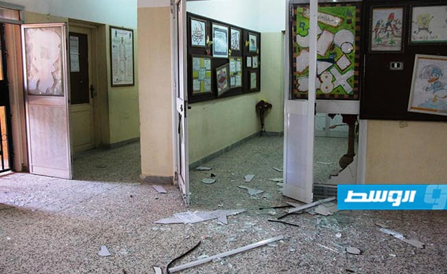 آثار الدمار الذي لحق بفصول مدرسة صبراتة إثر الهجوم الإرهابي الذي وقع الأحد. (وزارة التعليم)