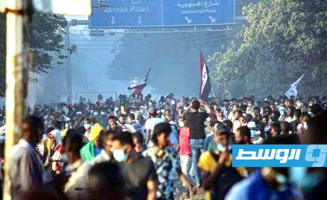 إطلاق الغاز المسيل للدموع على آلاف المتظاهرين في الخرطوم
