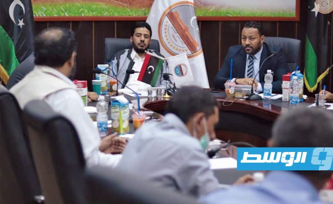 اجتماع وزير الدولة لشؤون الهجرة مع عميد وأعضاء بلدية سبها. (حكومة الوحدة الوطنية)