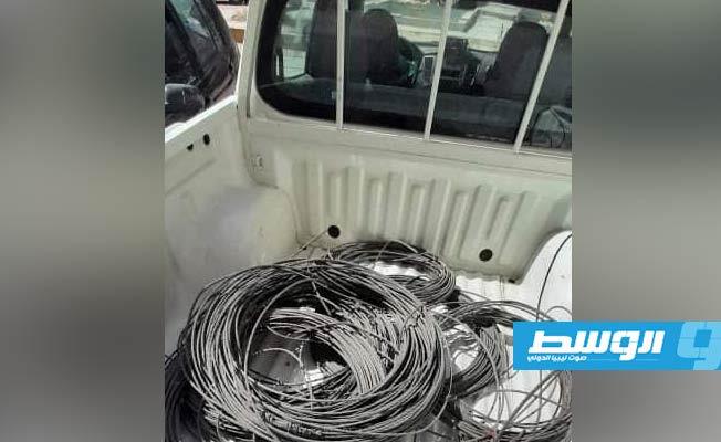 أسلاك الكهرباء التي حاول المتهم سرقتها بمنطقة الزيات في الجفارة. (وزارة الداخلية)