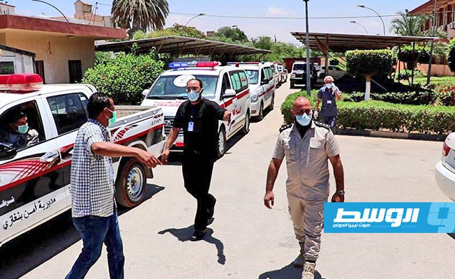 فريق الرصد والتقصي يخرج رفقة عناصر شرطية لجلب حالة «كورونا» مؤكدة ببنغازي، 24 يونيو 2020. (الغرفة المركزية لفرق الرصد ببنغازي)