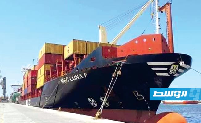 وصول 3 سفن تنقل بضائع وسلعا إلى ميناء بنغازي البحري