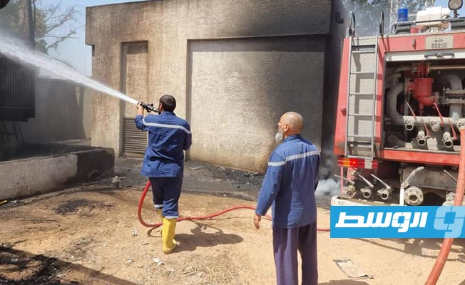 أعمال الإطفاء لمحول الكهرباء بمحطة المقاولون العرب في طرابلس. (الشركة العامة للكهرباء)