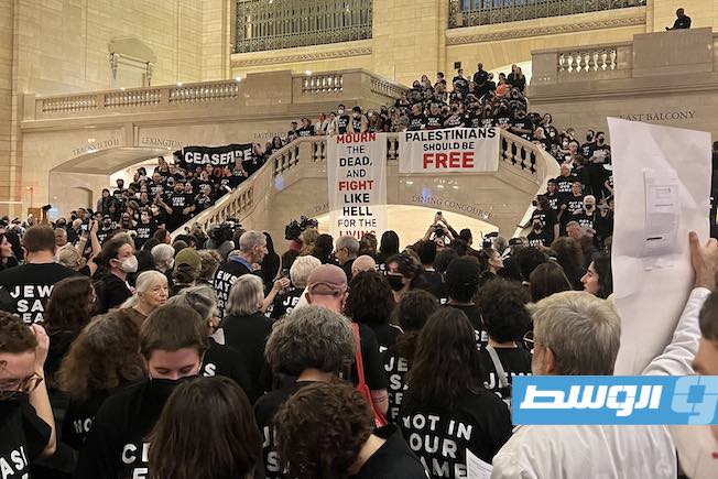 بالصور.. آلاف اليهود يتظاهرون في نيويورك تضامنا مع غزة ويطالبون بوقف إطلاق النار