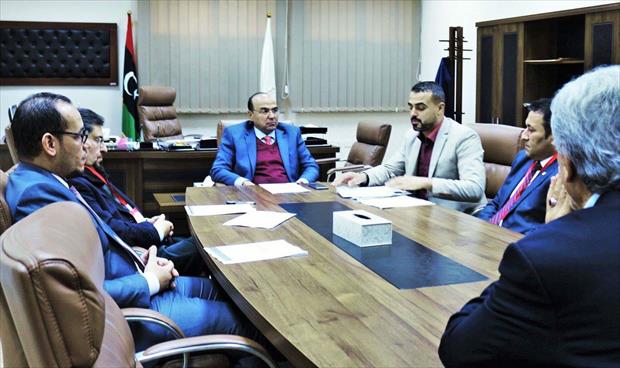 رئيس المجلس التسييري لبلدية بنغازي يلتقي لجنة التدريب والتأهيل