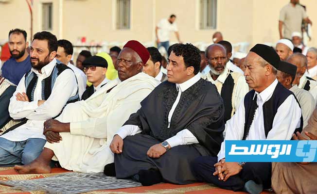 المنفي خلال أداء صلاة عيد الأضحى المبارك بمدينة تاورغاء، 9 يوليو 2022. (المجلس الرئاسي)