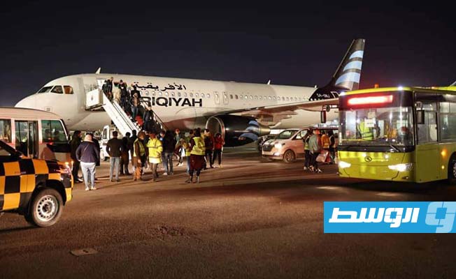 وصول الدفعة الأولى من الجالية الليبية في أوكرانيا إلى مطار معيتيقة في طرابلس مساء الخميس 3 مارس 2022. (وزارة الخارجية)