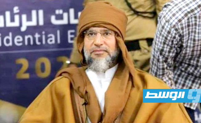 سيف الإسلام القذافي أثناء تقديم أوراق ترشحه للانتخابات الرئاسية بمكتب الإدارة الانتخابية سبها. (الإنترنت)