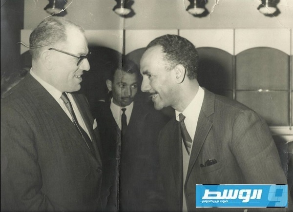 الصحفي محمد فريد سيالة في لقاء من السيد حسين مازق أحد رؤساء وزراء المملكة الليبية