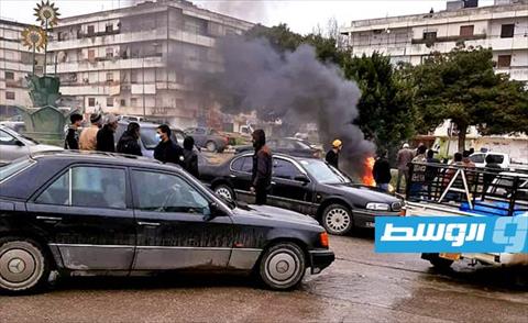 مواطنون يحرقون إطارات السيارات أمام مصرفين في البيضاء