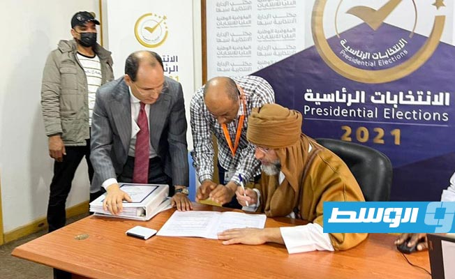 سيف الإسلام القذافي في فرع المفوضية العليا للانتخابات بسبها, 14 نوفمبر 2021. (المفوضية)