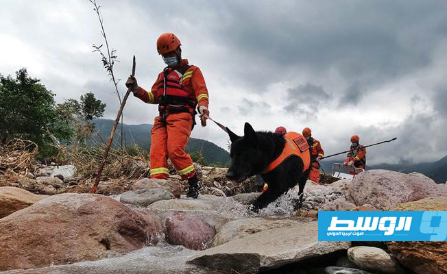 جهود البحث عن ضحايا في موقع العاصفة الممطرة بجنوب غربي الصين. (وكالة الأنباء الصينية)