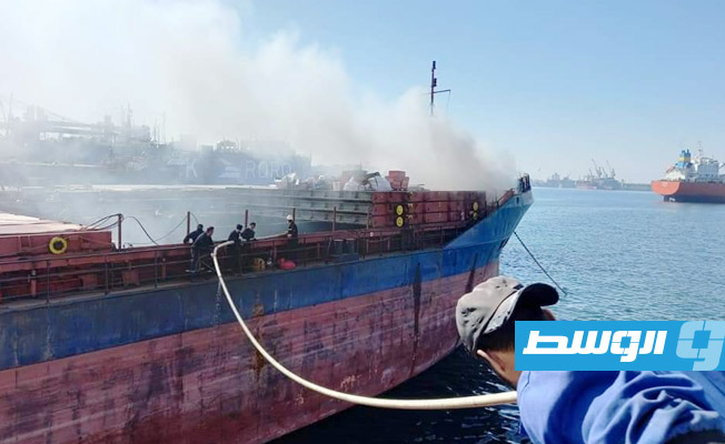 ناقلة غاز ليبية تخمد حريقا في سفينة صب بميناء توزلاء التركي