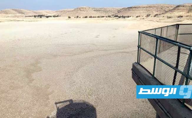 قاع بحيرة سد وادي كعام تتمدد فيه الشقوق جراء جفاف البحيرة. (وزارة الموارد المائية)