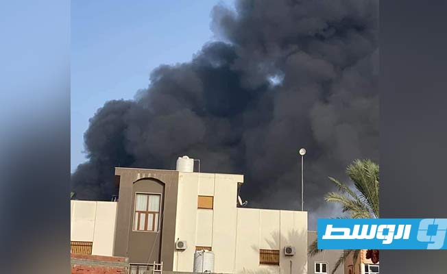 الدخان المتصاعد جراء حريق بخزان وقود بأحد المنازل في منطقة عرادة، الأحد 4 سبتمبر 2022. (هيئة السلامة الوطنية)