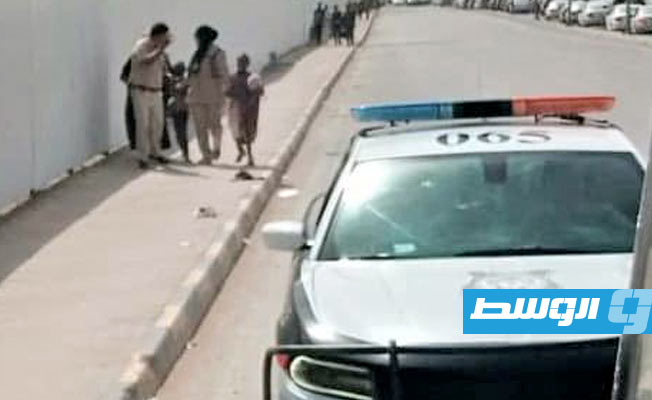 شرطيات رفقة عدد من المتسولات المقبوض عليهن. (مديرية أمن طرابلس)