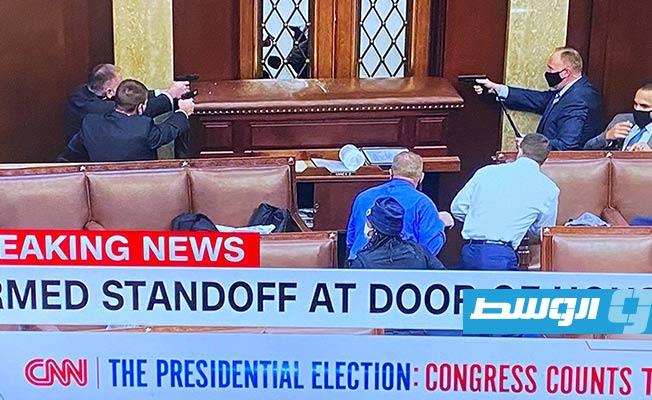 فوضى في الكونغرس: الشرطة تشهر مسدساتها داخل مجلس النواب.. وأنصار ترامب يحتلون المبنى (فيديو)