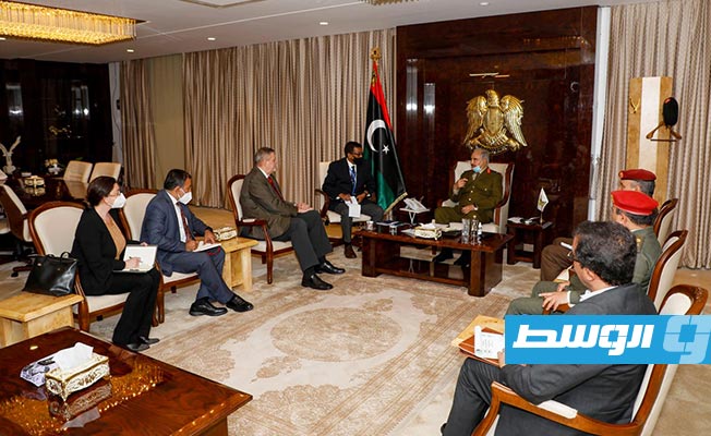 حفتر مع المبعوث الأممي في ليبيا, الرجمة 27 مارس 2021. (القيادة العامة)