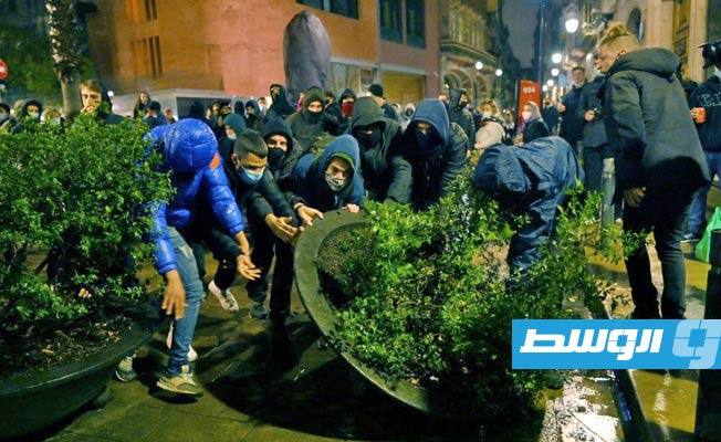 إسبانيا: استمرار صدامات بين الشرطة والمتظاهرين على خلفية سجن مغني راب