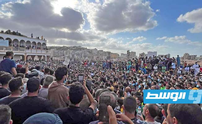 تظاهرات أهالي درنة أمام مسجد الصحابة وسط المدينة، الإثنين 18 سبتمبر 2023. (الإنترنت)