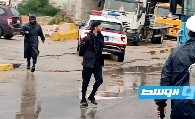 رجال المرور ينظمون حركة السيارة بعد هطول الأمطار في العاصمة طربلس، 9 ديسمبر 2023. (مديرية أمن طرابلس)