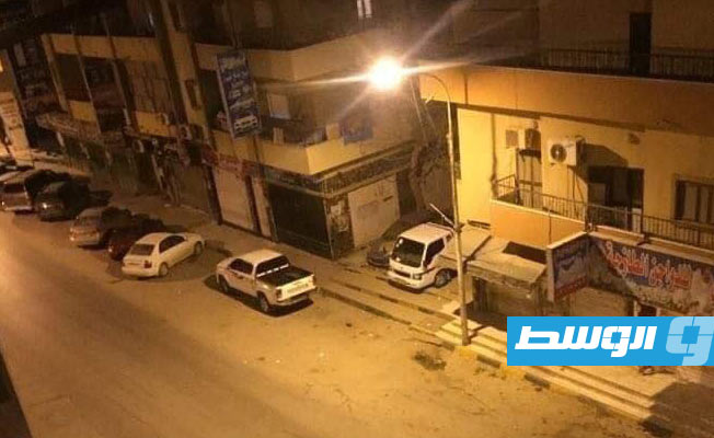 شوارع خالية من المارة في بنغازي في أولى ليالي تطبيق حظر التجول. 19 مارس 2020. (تويتر)
