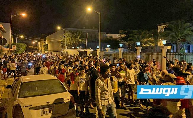 المتظاهرون يتوجهون من ميدان الشهداء إلى مقر المجلس الرئاسي في طرابلس
