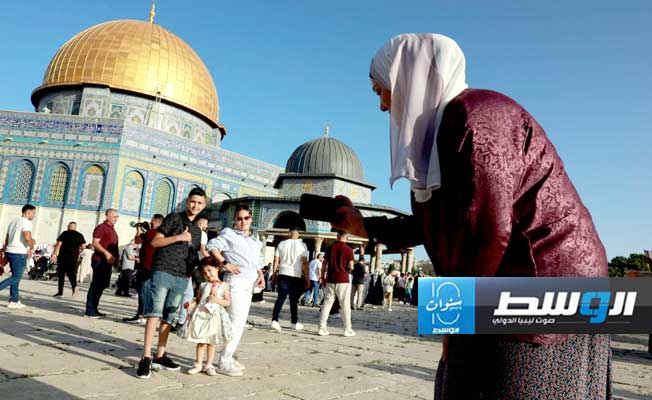 فلسطينيون في محيط المسجد الأقصى (رويترز)