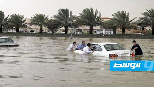 أمطار غزيرة في بنغازي تعرقل حركة السير بالمدينة