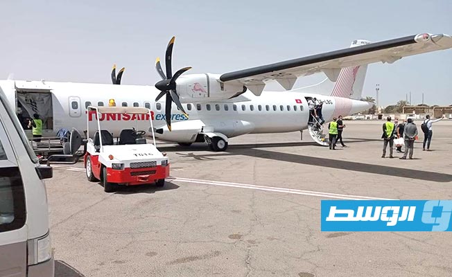 السفير التونسي في ليبيا، لسعد العجيلي، يستقبل رحلة الخطوط الجوية التونسية السريعة Tunisair إلى ليبيا, 7 يونيو 2021. (السفارة التونسية في ليبيا)