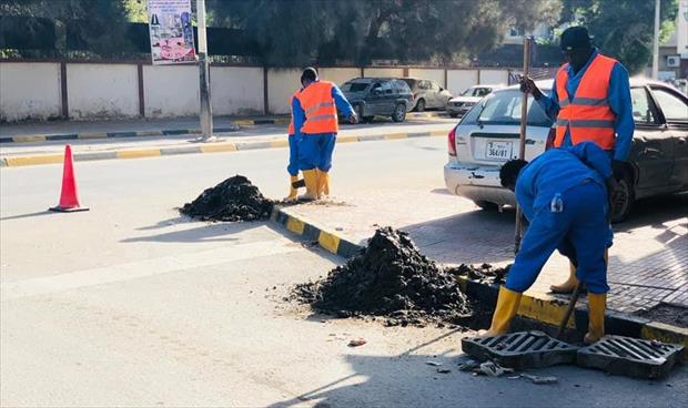 بالصور.. تنظيف شبكات تصريف الأمطار في بنغازي