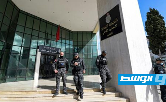 الشرطة التونسية تغلق مقر المجلس الأعلى للقضاء بعد إعلان حله بقرار رئاسي