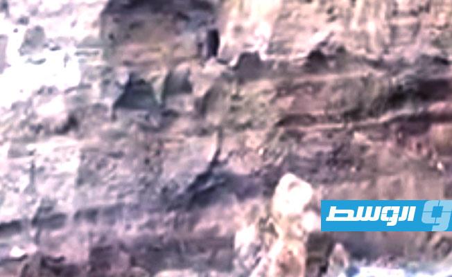 فريق من مراقبة آثار شحات في منطقة وادي درنة بعد ظهور موقع أثري يعيق حركة الشلال (لقطةة مثبتة من فيديو/ فيسبوك)