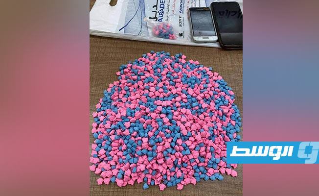 جزء من كمية الأقراص المخدرة المضبوطة مع التشكيل العصابي. (وزارة الداخلية)