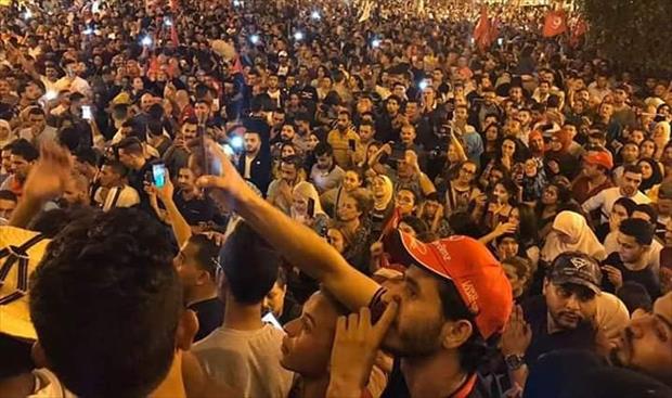 أنصار قيس سعيد يحتفلون في تونس بعد إعلان فوزه بانتخابات الرئاسة